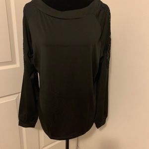 ☀️2 for 20 ☀️Black shirt with lacy sleeve inserts